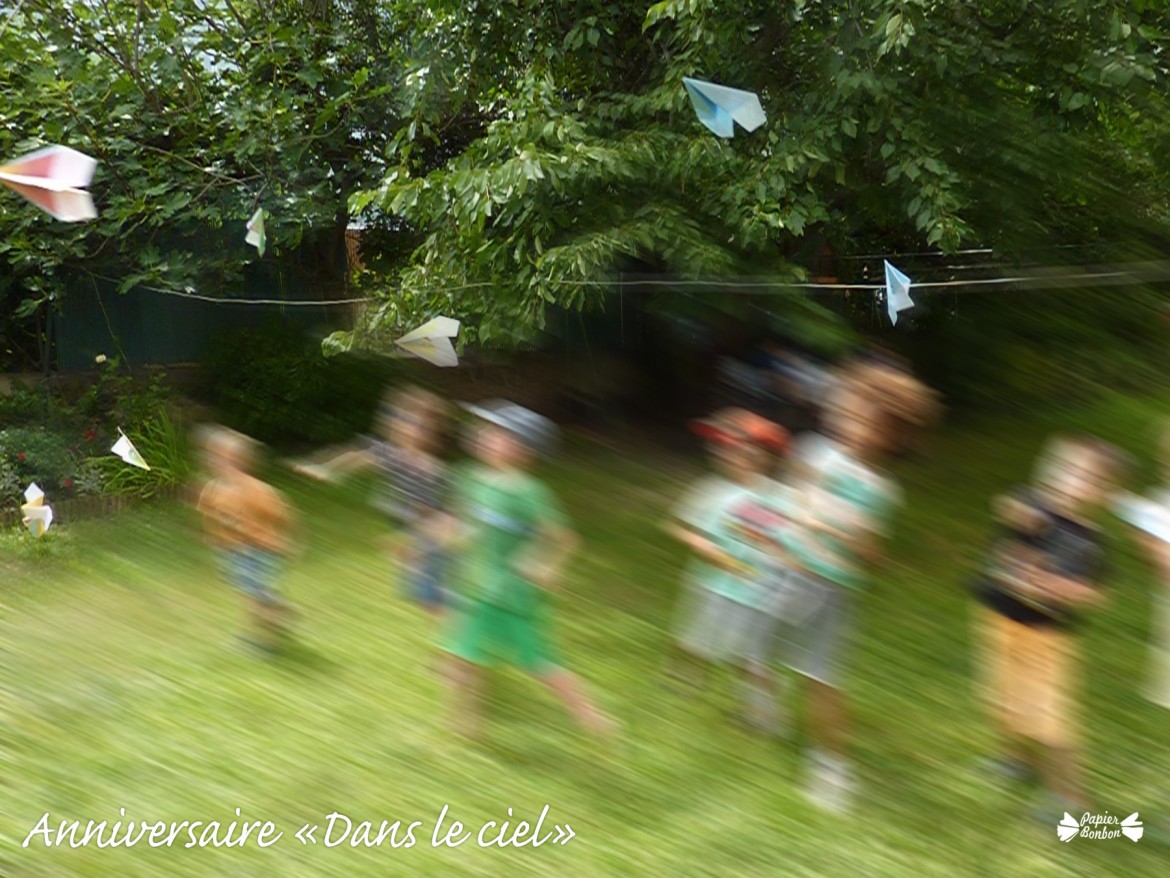 Anniversaire dans le ciel : lancé d'avions en papier
