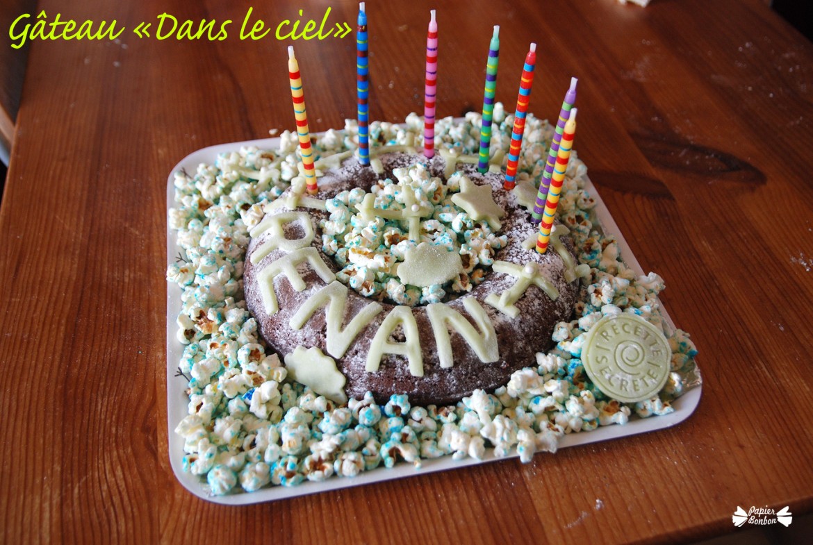 Anniversaire dans le ciel : gâteau avec des avions